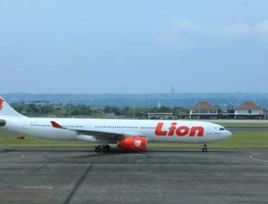 Αεροσκάφος της Lion Air χτύπησε σε στύλο κατά τη διάρκεια της απογείωσης (βίντεο)